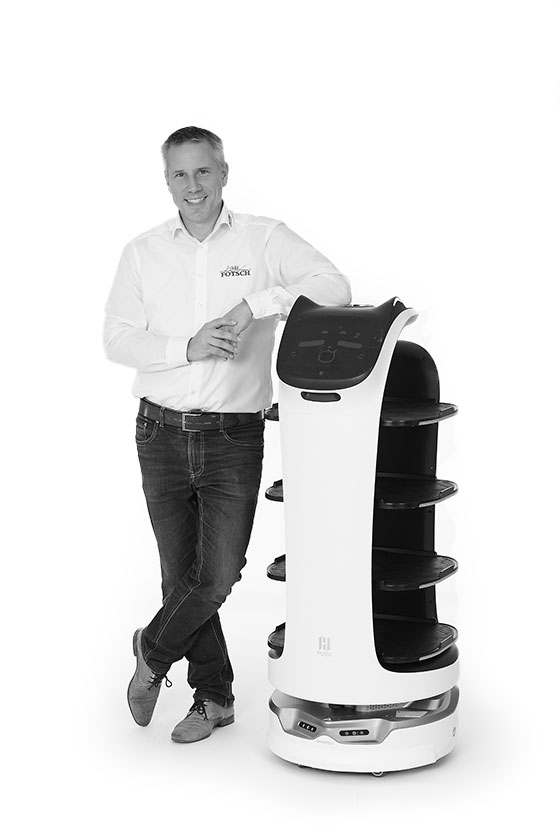 Markus Fotsch mit BellaBot bei Fobotics